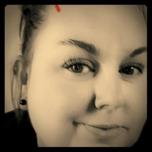 Meet your Posher, Lora